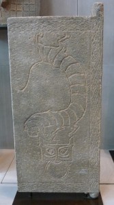 Le tigre et ses rayures sur une porte de tombe